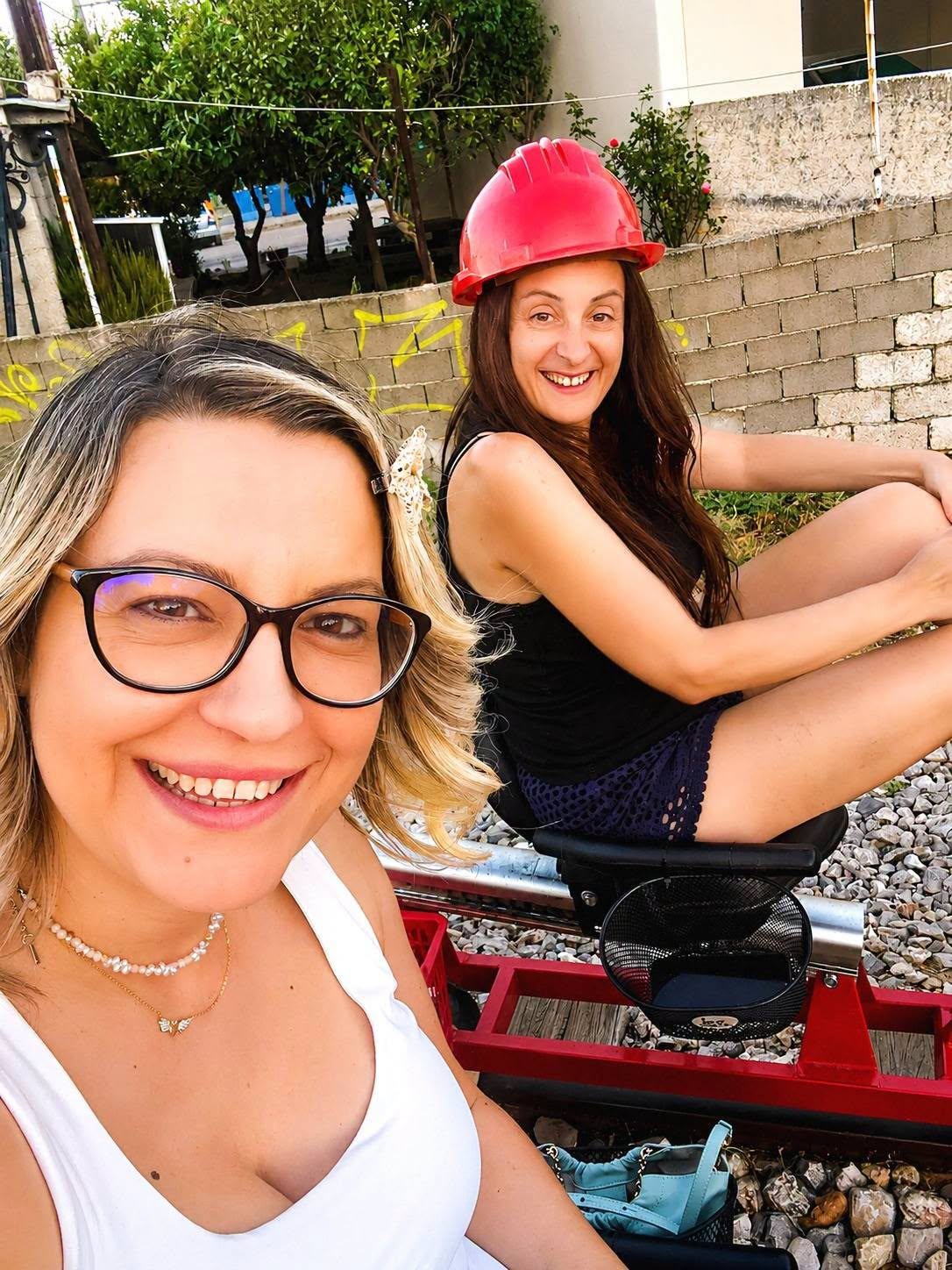 Railbiking aller-retour 14 χιλιομέτρων στα Μέγαρα πάνω στις γραμμές του τρένου μέχρι την Κακιά Σκάλα!